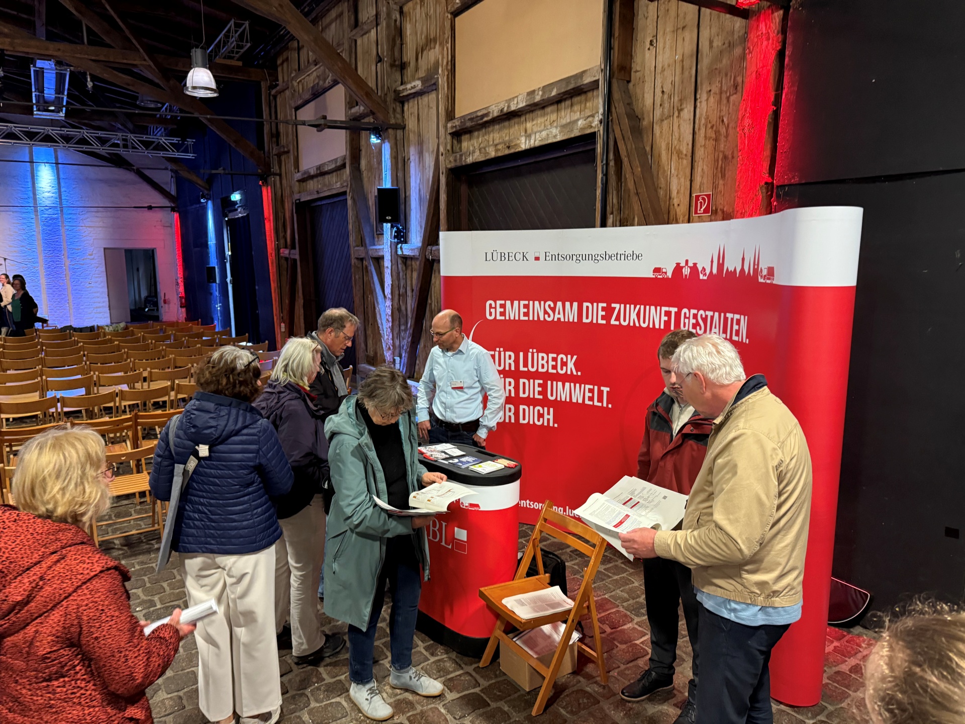 zahlreiche Interessierte stehen am Infostand der Entsorgungsbetriebe