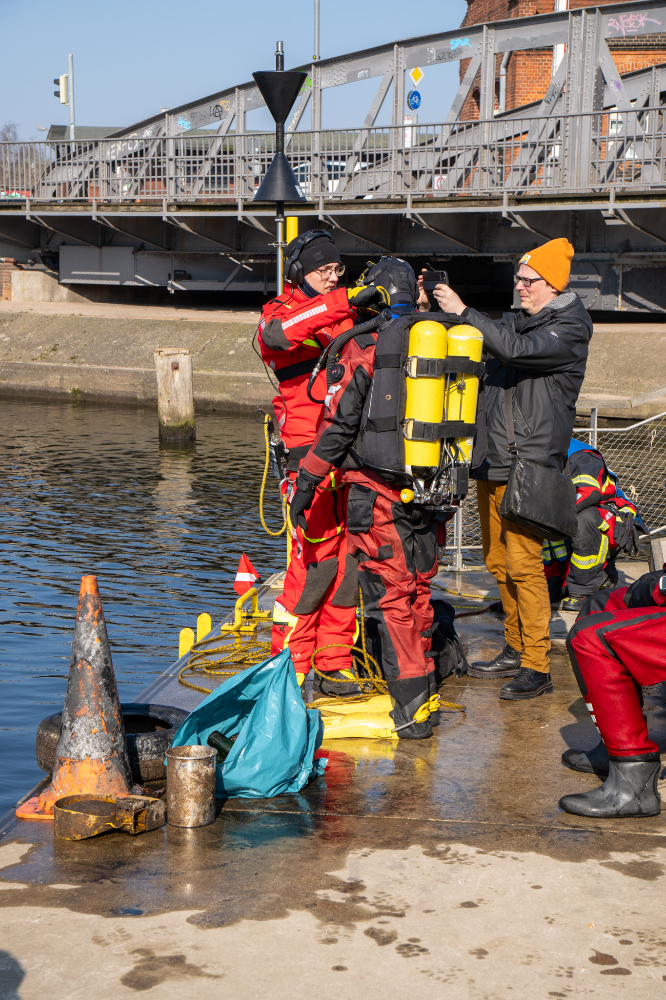 die Taucher der Feuerwehr Lübeck und der Bundespolizei konnten so einiges bergen