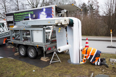 Der Lange Schlauch wird mit einer Seilwinde durch den Kanal gezogen 