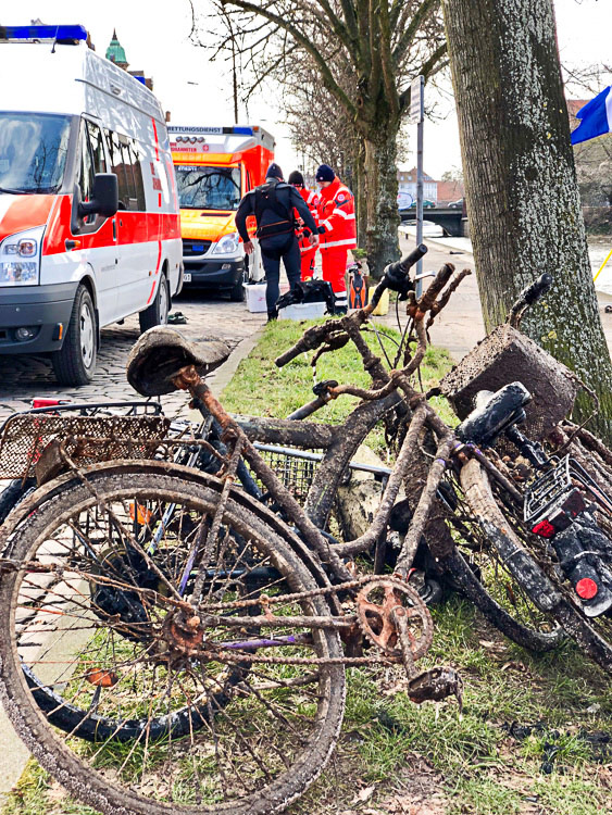 Die Taucher zogen wieder einige Fahrräder aus der Trave 